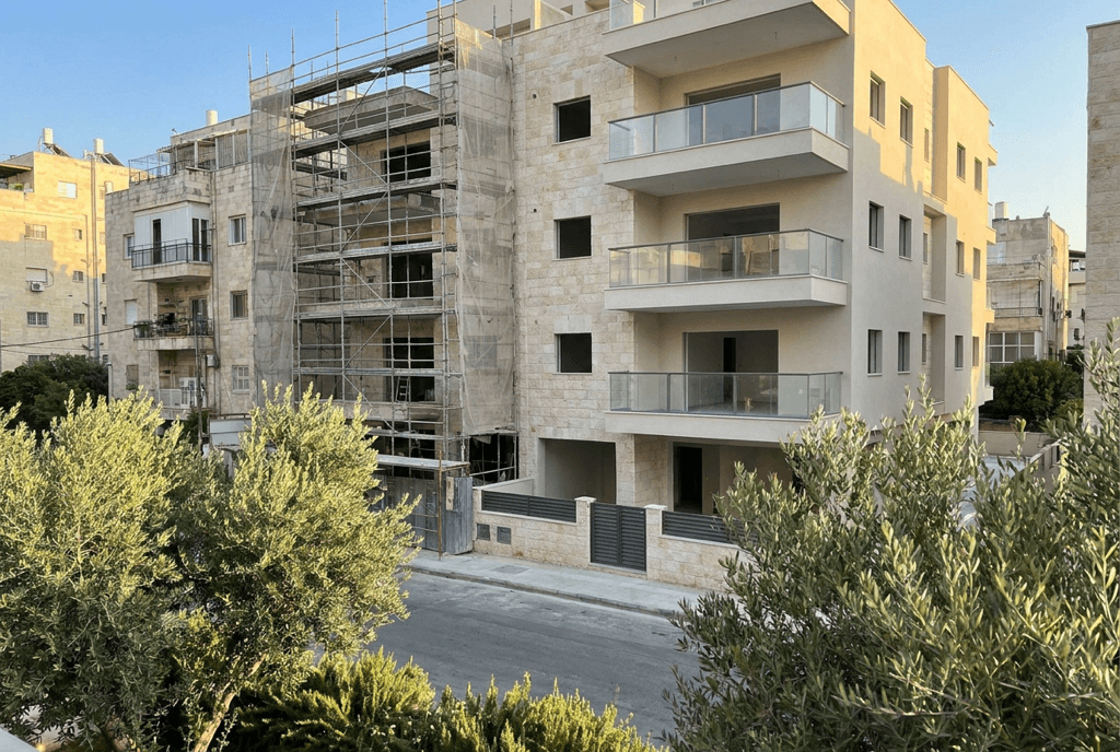 תוכניות בנייה ומסמכים על שולחן